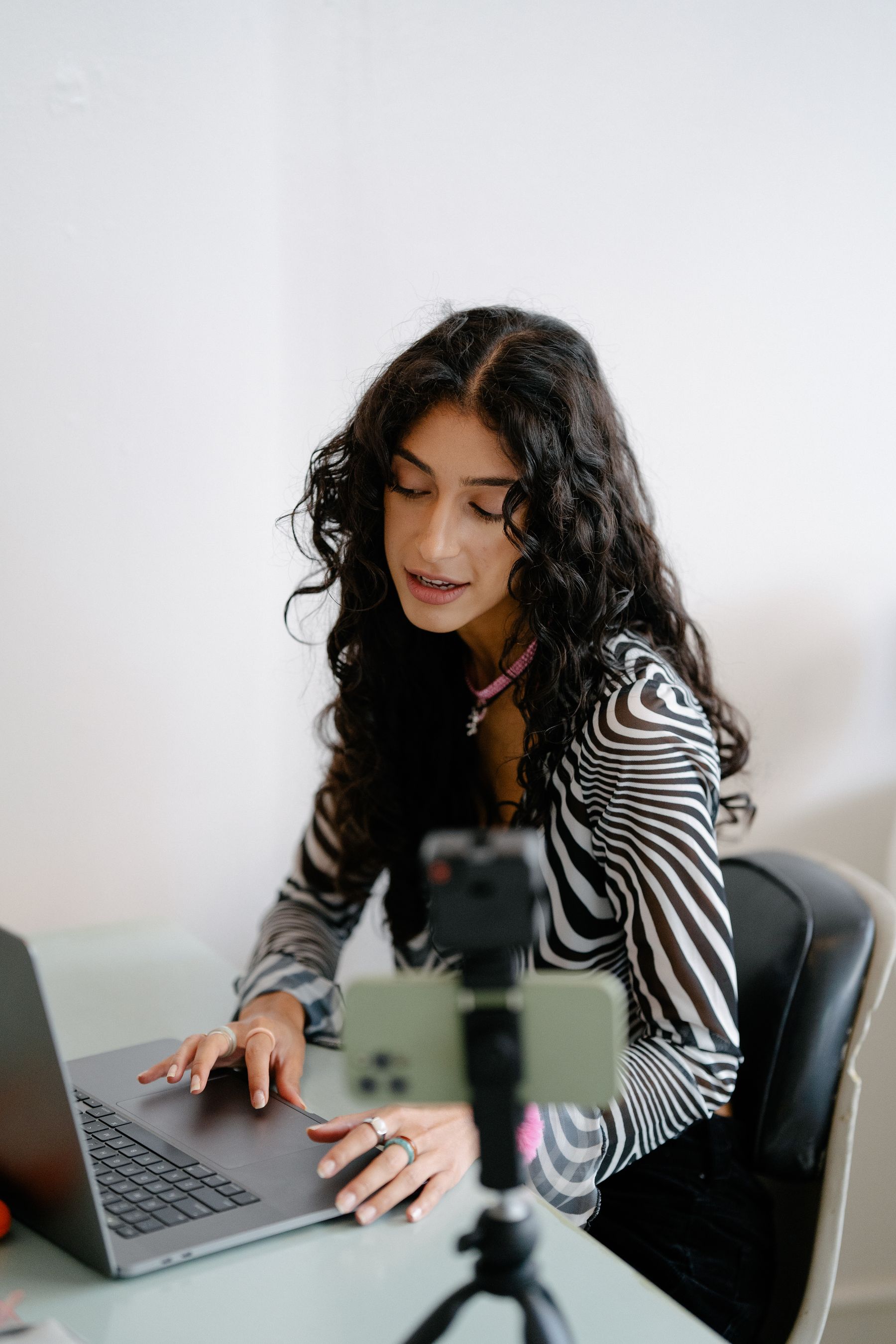 Professionnel travaillant sur le développement commercial d’une agence
